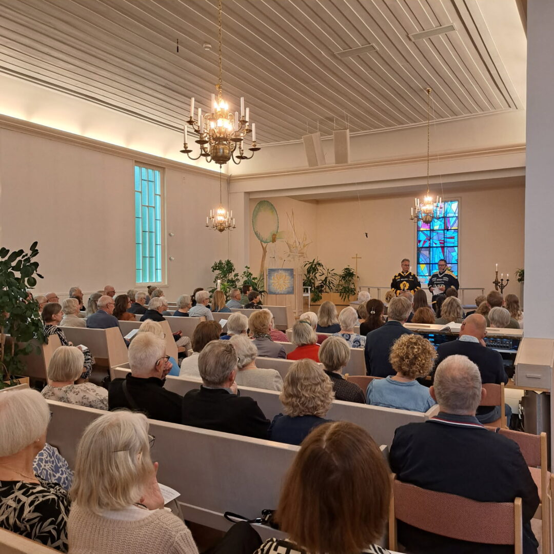 Fullsatt kyrka när Anders Jarl avtackades